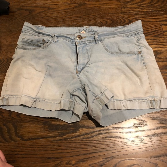 LOTS OF WOMENS CLOTHES!! - Picture 4 of 8